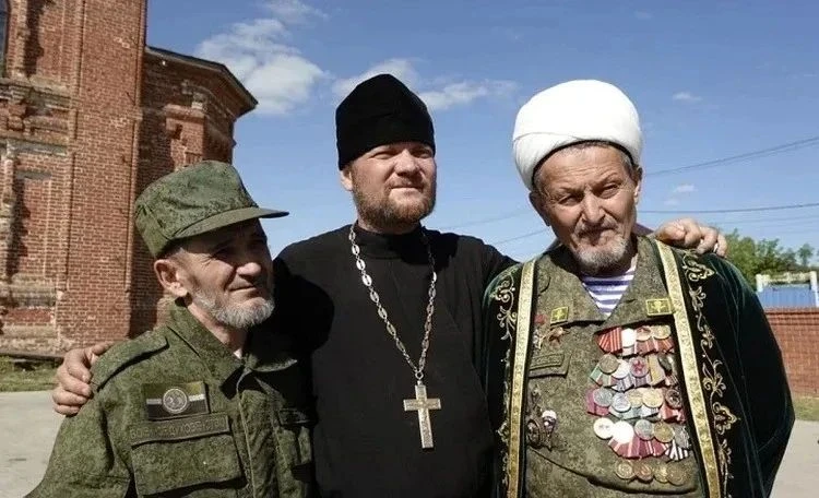 «...в структуре армии должны быть как политруки, так и военные священники. И политработники, и военное духовенство нужны! … как боеприпасы и хлеб!» «...в структуре армии должны быть как политруки, так и военные священники. И политработники, и военное духовенство нужны! … как боеприпасы и хлеб!»